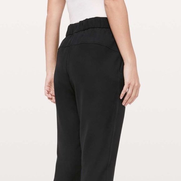 Lululemon On The Fly Crop *Woven 23" size 2 Black Travel Pant - Picture 8 of 12